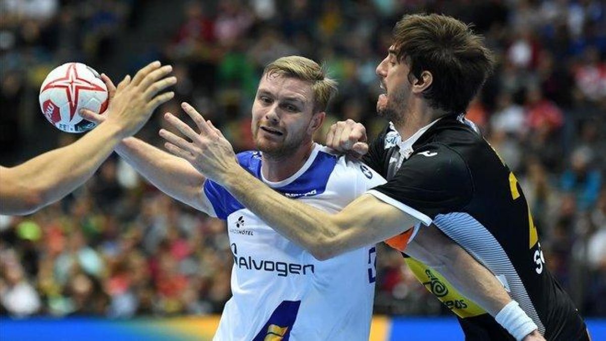 Morros, defendiendo la camiseta de la selección española.-