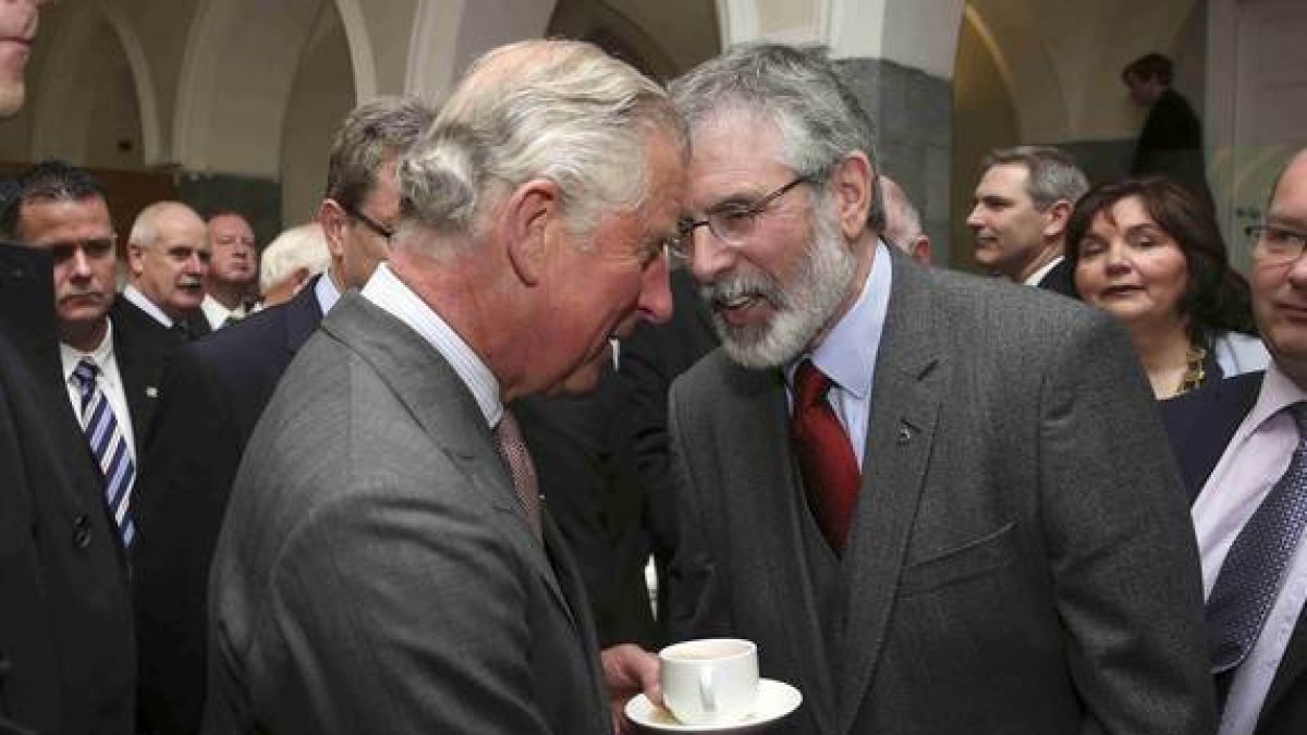 Momento en que el príncipe Carlos de Inglaterra y el exlíder del IRA Gerry Adams se dan la mano.-Foto: POOL / REUTERS