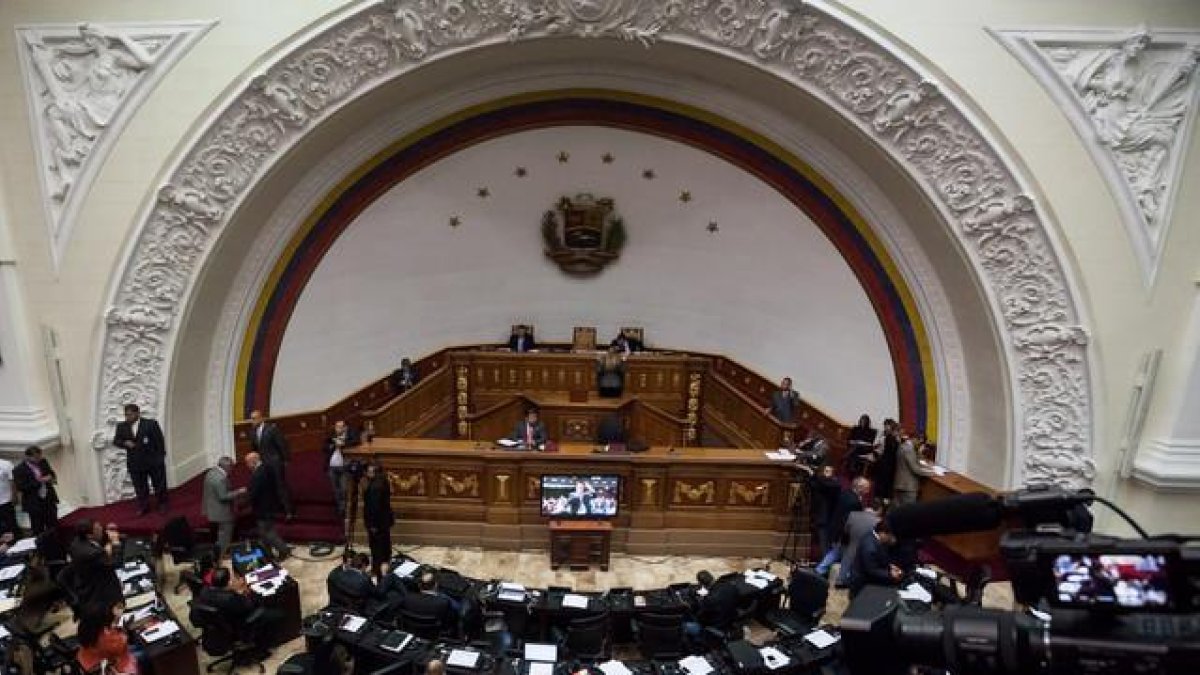 El hemiciclo de la Asamblea Nacional de Venezuela en la sesión que rechazó  el decreto de emergencia económica propuesto por el presidente Nicolás Maduro.-EFE / MIGUEL GUTIERREZ