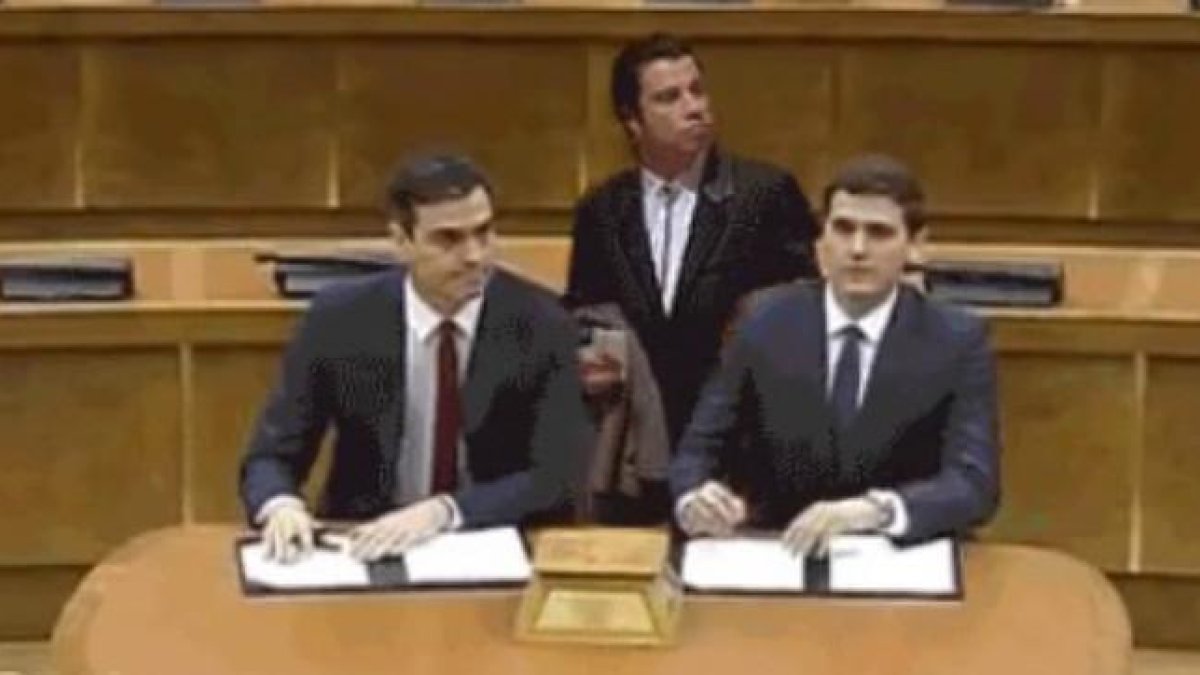 El John Travolta confundido de 'Pulp Fiction' con Sánchez y Rivera.-TWITTER