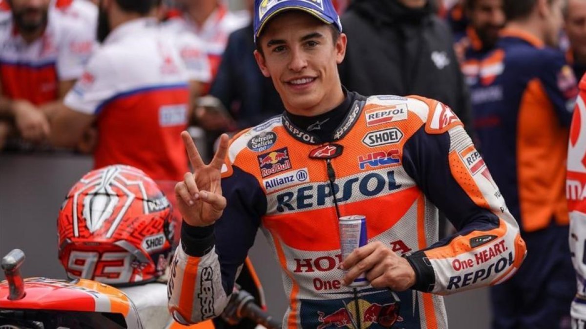 Marc Márquez (Honda) celebra así, hoy, en Alemania, su tercera 'pole' de la temporada.-ALEJANDRO CERESUELA