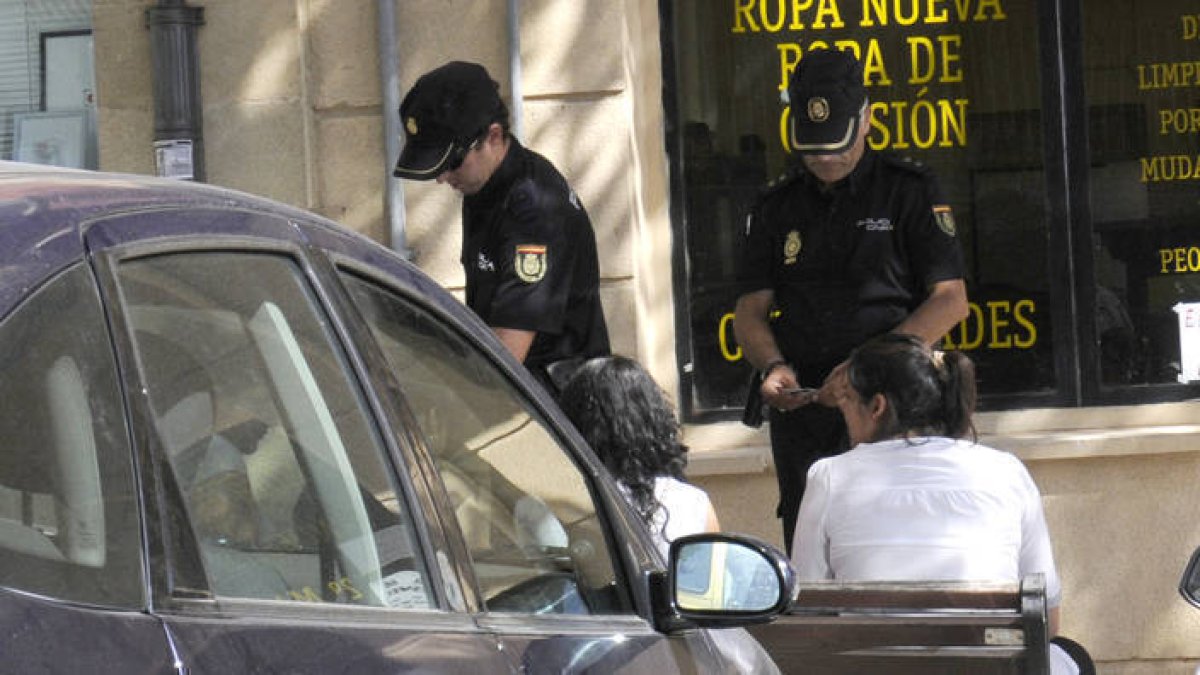 Agentes de la Policía Nacional en Soria, en una imagen de archivo. / ÁLVARO MARTÍNEZ-