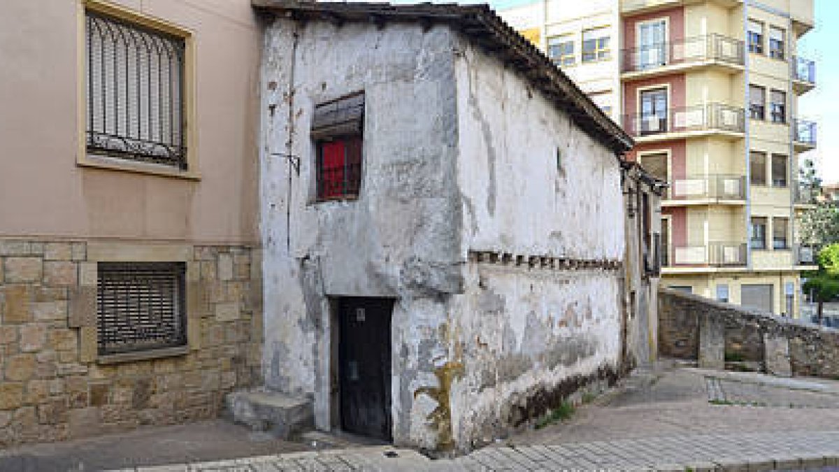 La casa sita en la calle Travesía Cinco Villas que fue declarada en ruina por el Ayuntamiento. / ÁLVARO MARTÍNEZ-