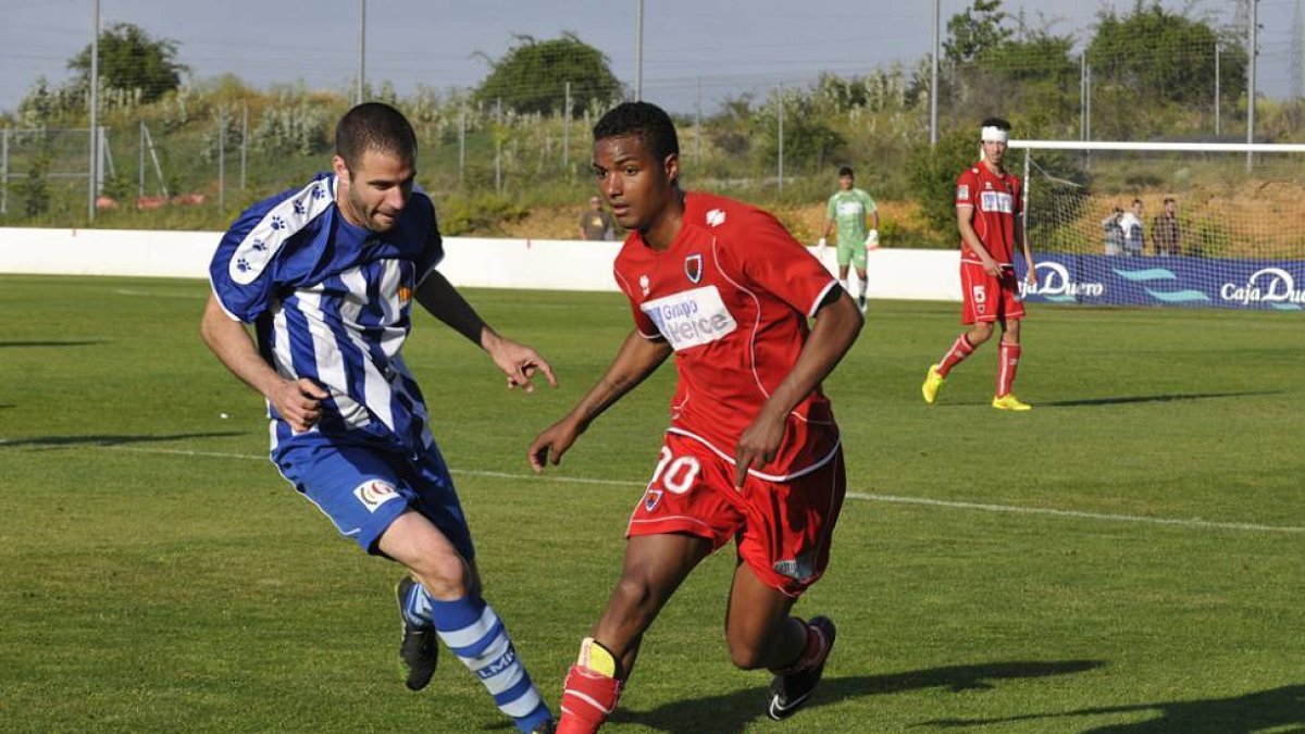 Edipo durante el partido ante el Figueres de la primera ronda de la fase de ascenso.-VALENTÍN GUISANDE
