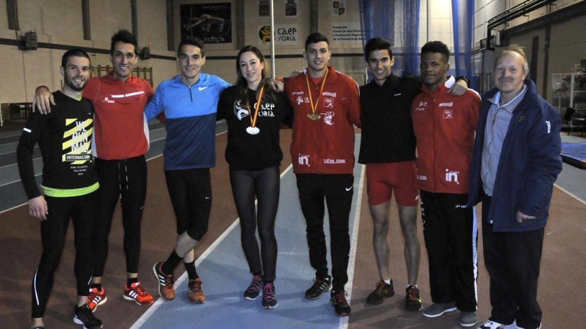 Algunos atletas y medallistas presentes en el Nacional junto al técnico Enrique Pascual Oliva.-VALENTÍN GUISANDE