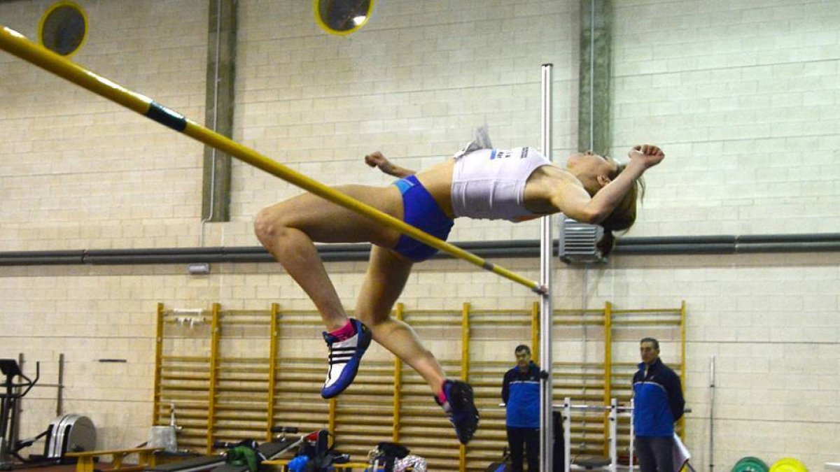 Raquel Álvarez Polo durante una prueba de salto de altura en el Caep Soria.-ÁLVARO MARTÍNEZ