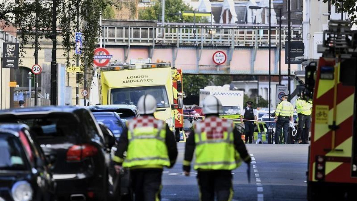 Miembros de los servicios de emergencia acordonan la zona de la estación de metro Parsons Green en Londres (Reino Unido) tras una explosión este 15 de septiembre-EFE