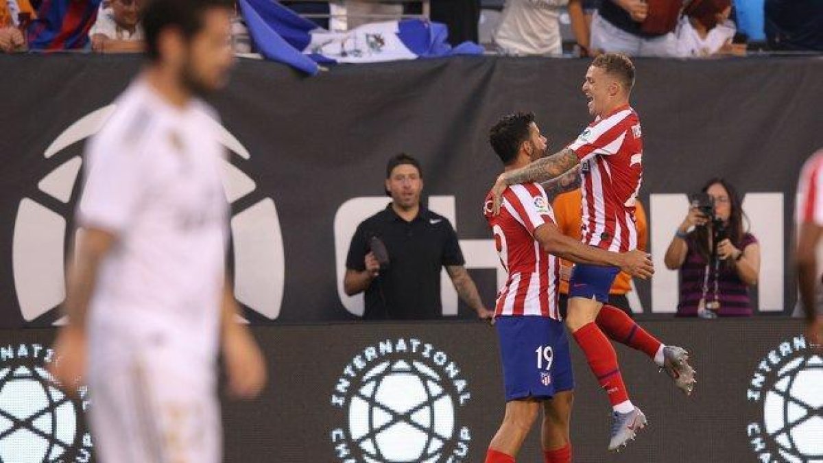 Los jugadores del Atlético Trippier y Costa celebran uno de los goles ante el Madrid.-