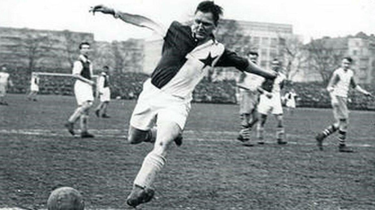Josef Bican, ’Pepi’, con la camiseta del Slavia Praga.-
