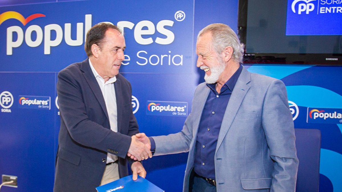 Benito Serrano y José Antonio de Miguel en la firma de la integración de la PPSO en PP. MARIO TEJEDOR