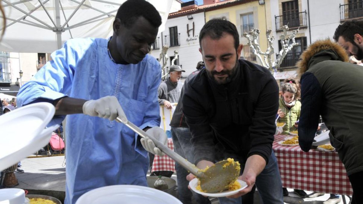 Reparto de raciones de la aún humeante paella en la jornada de ayer.-MARÍA FERRER