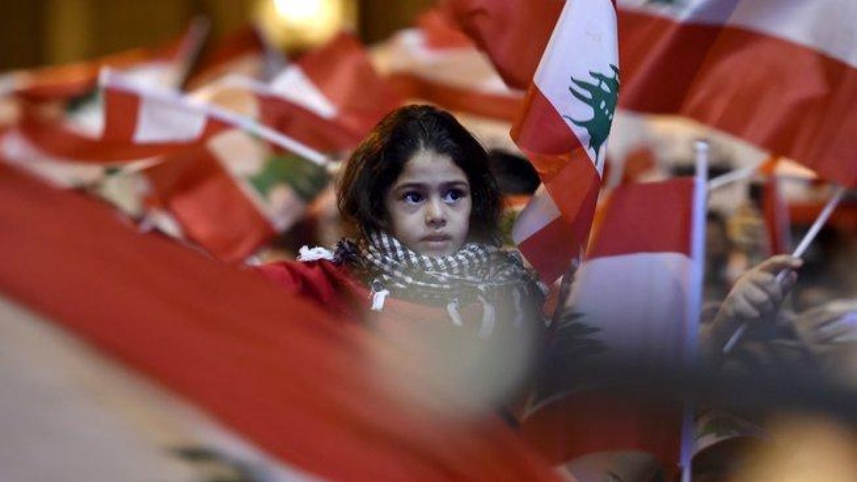 Una niña, en la manifestación de este domingo en Beirut.-EPA / WAEL HAMZEH