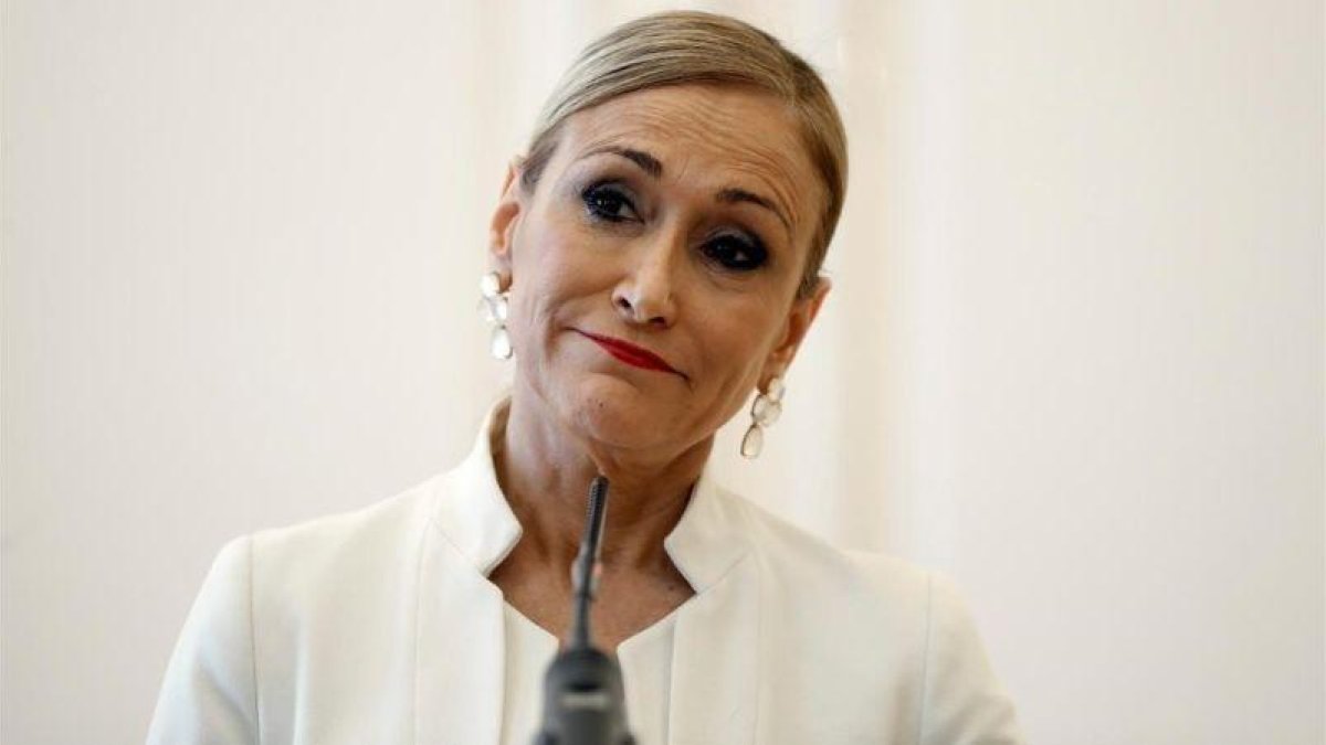 Cristina Cifuentes durante la rueda de prensa en la que ha anunciado su dimisión.-EMILIO NARANJO (EFE)
