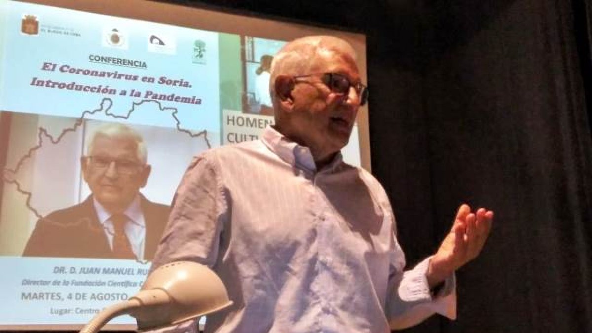 El doctor Ruiz Liso durante la presentación del estudio en El Burgo de Osma, Soria.