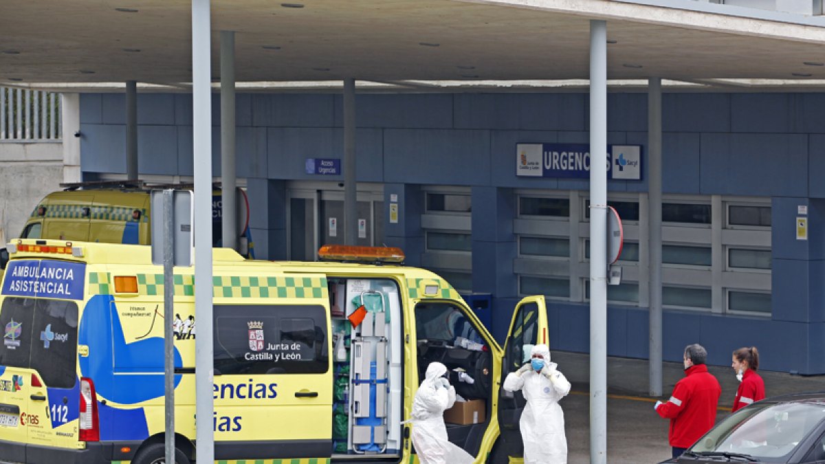 Ambulancias en el acceso a Urgencias del Hospital Santa Bárbara. HDS