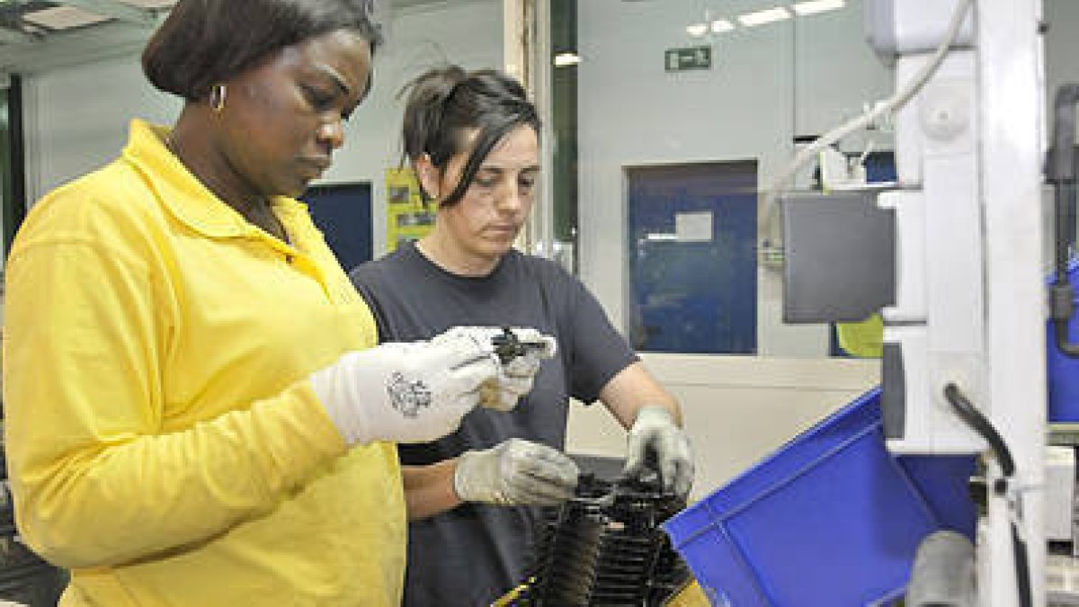 Mujeres trabajando en una fábrica./ V. G. -