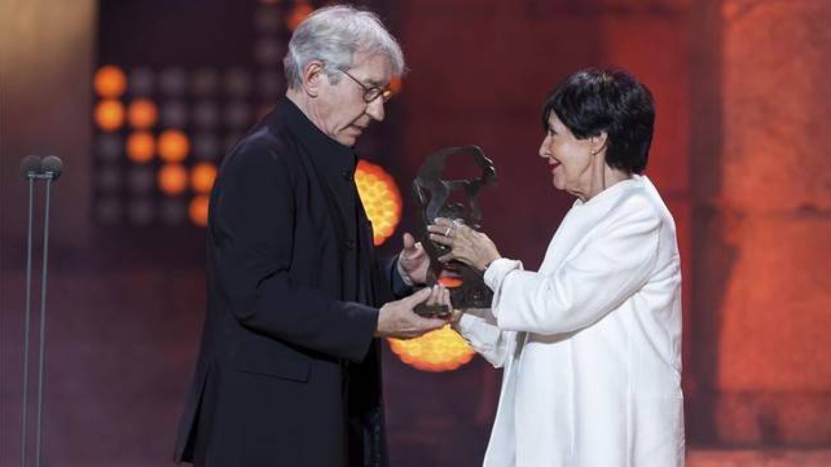 Concha Velasco entrega el premio Emérita Augusta a José sacristán-