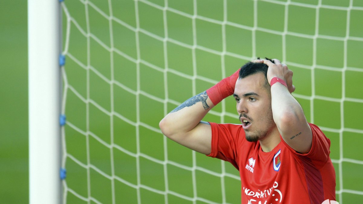 Sola se lamenta tras enviar al palo en una de las últimas acciones del partido. LALIGA