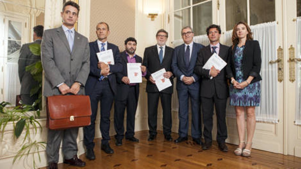 Aparicio, en el centro, junto a otros representantes de las patronales implicadas. / J. BERNAL REVERT -ICAL-