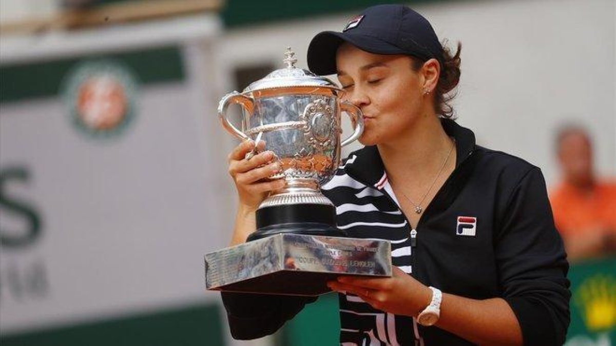 Barty besa la copa de Roland Garros.-EL PERIÓDICO
