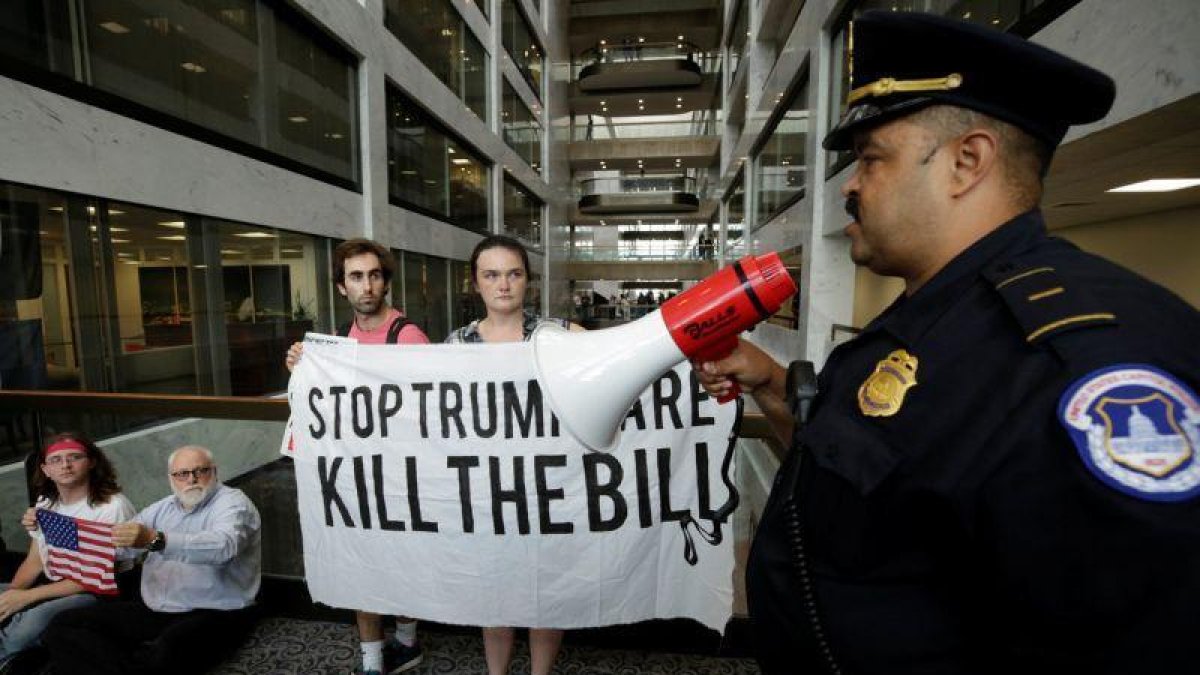 Protesta contra la reforma sanitaria de Trump, el lunes en las oficinas del Senado en Washington.-REUTERS / YURI GRIPAS