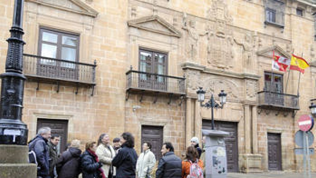 Grupo de turistas junto al palacio de los Cóndes de Gómara. / ÁLVARO MARTÍÍNEZ-