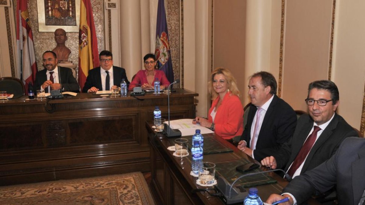 Diputados de la corporación en una imagen reciente de un pleno-V. Guisande
