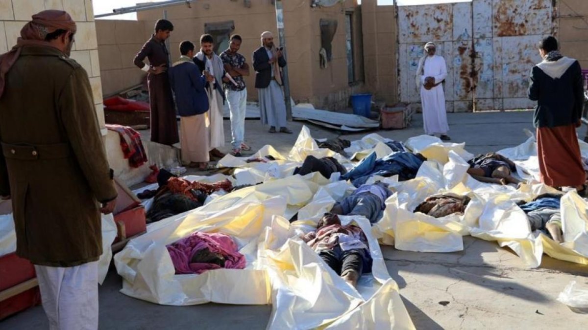 Los cadáveres de las personas muertas en el bombardeo en el norte de Yemen.-/ NAIF RAHMA / REUTERS