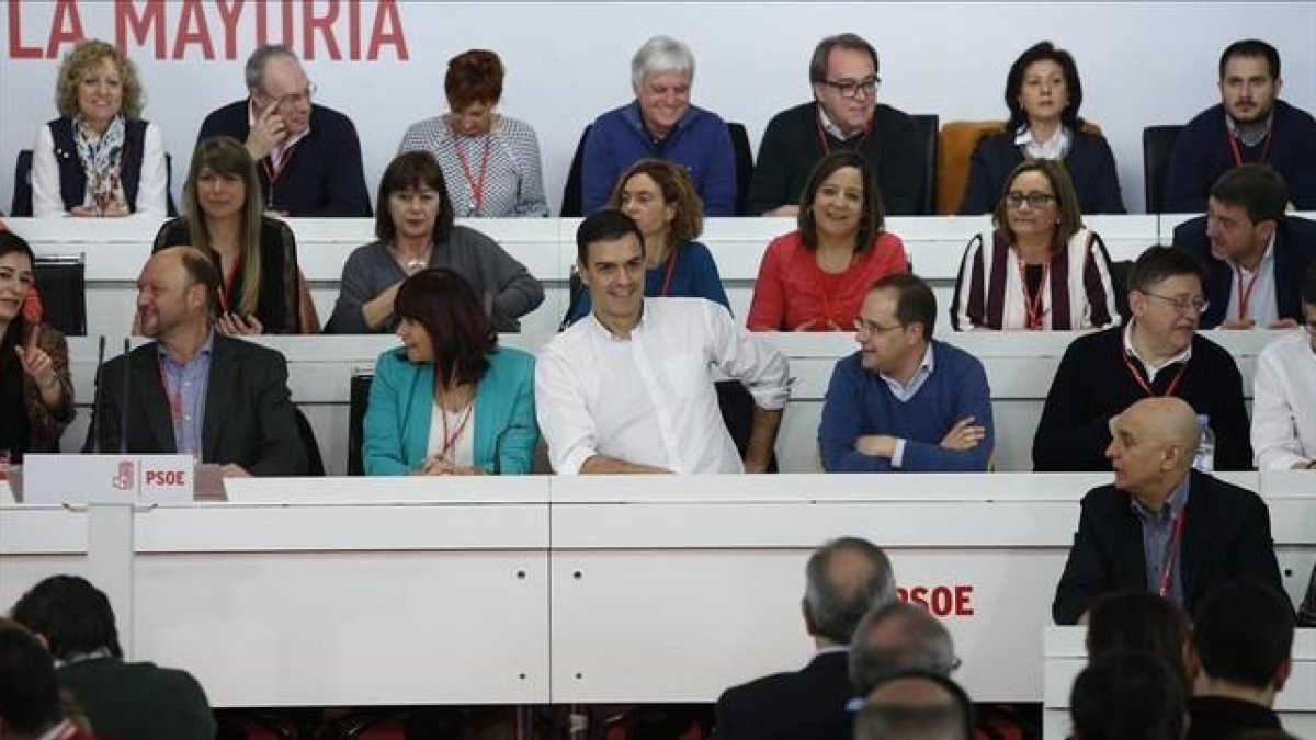 Pedro Sánchez con los dirigentes socialistas al inicio de la reunión del comité federal, en Madrid.-DAVID CASTRO
