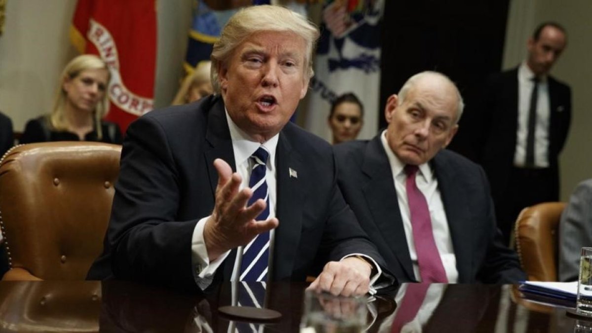 Trump, en una reunión sobre ciberseguridad en la Casa Blanca el pasado mes de enero.-AP / EVAN VUCCI