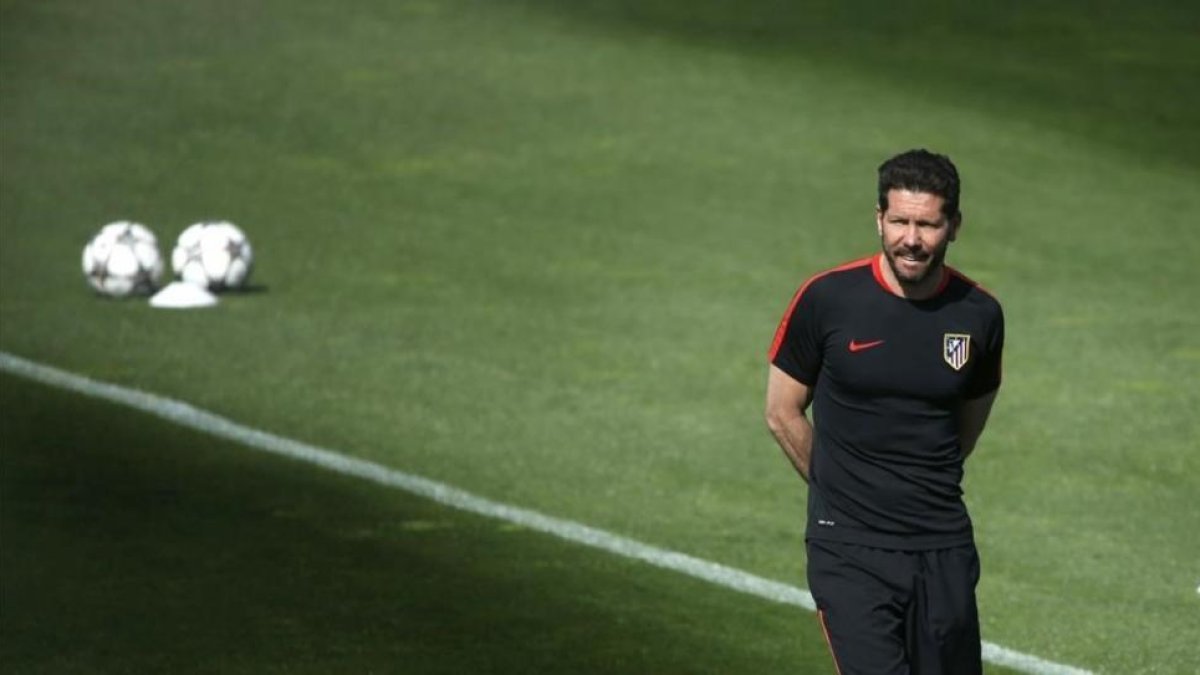 Diego Simeone, en un entrenamiento del Atlético en el Calderón-EFE