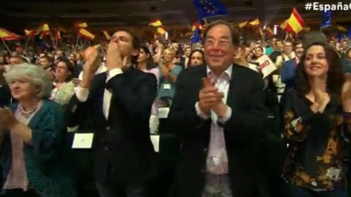 La cantante Marta Sánchez ha vuelto a interpretar hoy el himno nacional. Lo ha hecho en un acto organizado por Ciudadanos.-/ EFE VÍDEO