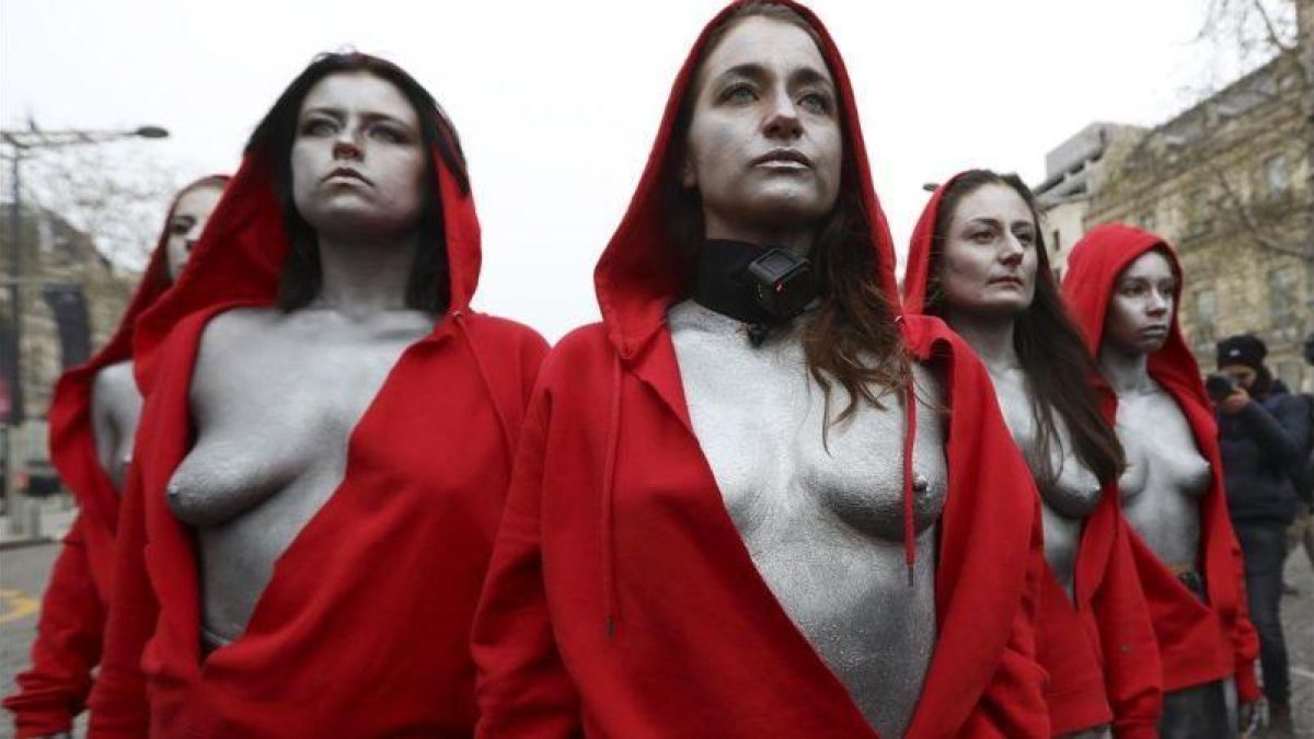 Mujeres vestidas como Marianne --símbolo de la República-- se manifiestan contra el incremento del coste de la visa.-EL PERIÓDICO