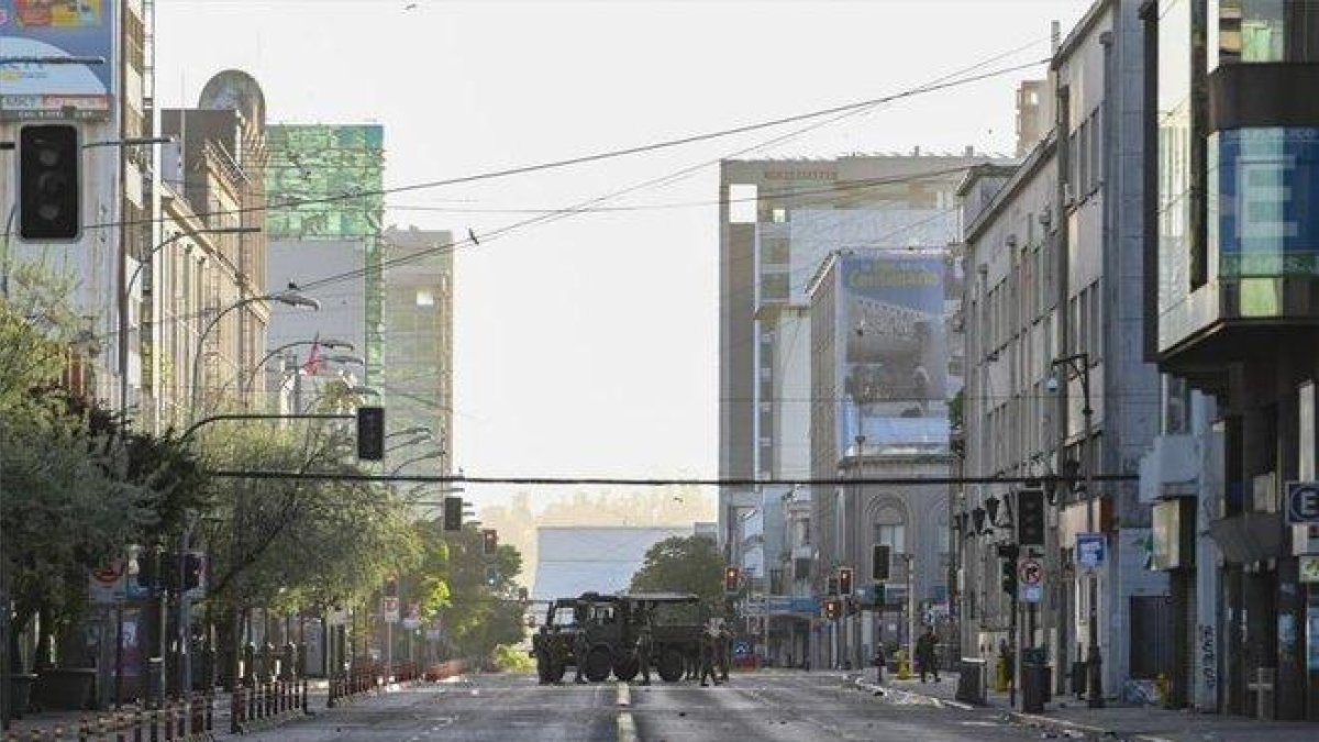 Elementos del Ejército vigilan las calles en el toque de queda en Chile.-EFE