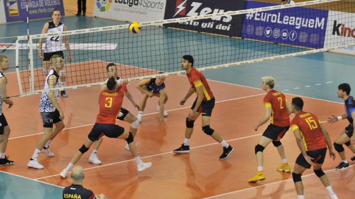 El pabellón de Los Pajaritos acogió de nuevo a la selección española, también contra Finlandia, 19 años después.-VALENTÍN GUISANDE