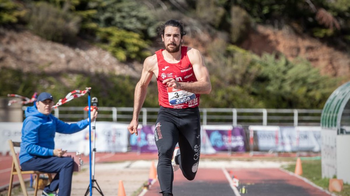Las pistas de Los Pajaritos acogieron la primera jornada de la Liga de Clubes de atletismo en la categoría de División de Honor en la que el Numantino actuaba como anfitrión. Una tarde con el mejor atletismo español del momento en la que los aficionados sorianos al deporte rey disfrutaron con la puesta en escena de cada una de las disciplinas.
