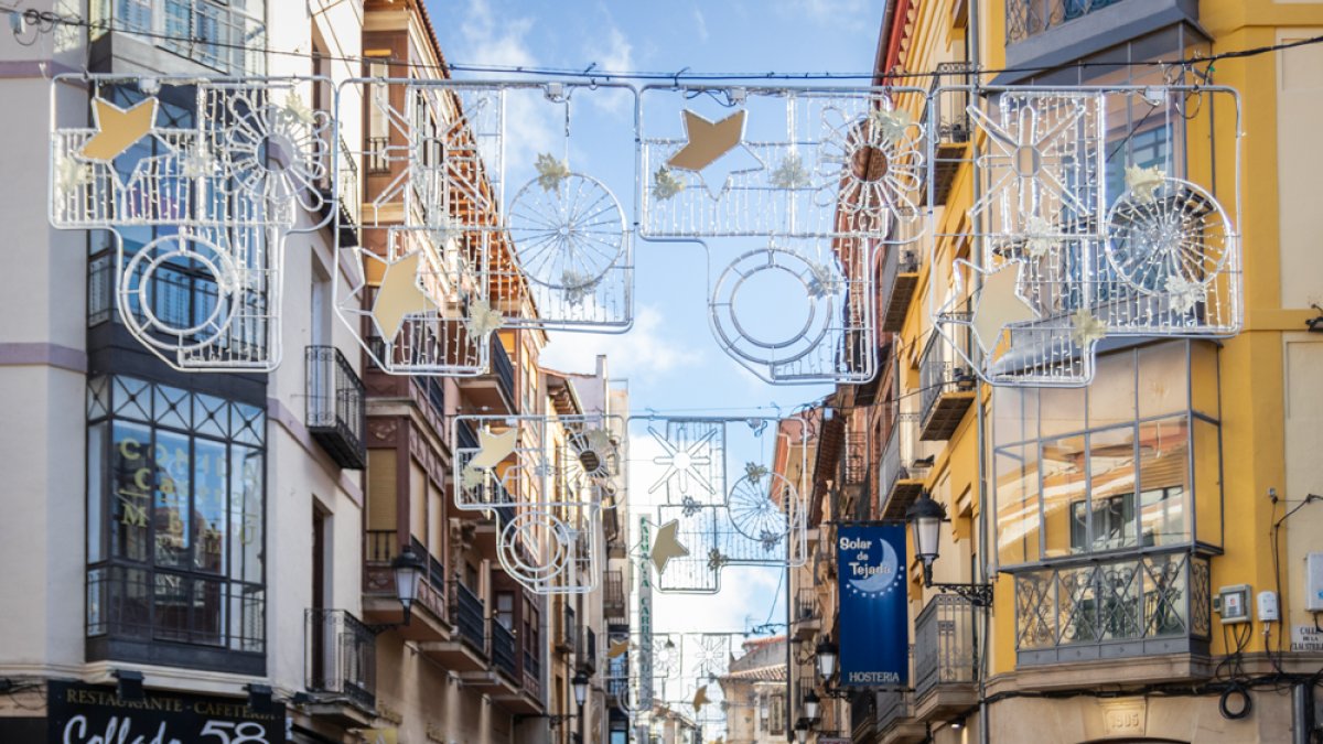 Las luces de Navidad ya están parcialmente colocadas. GONZALO MONTESEGURO