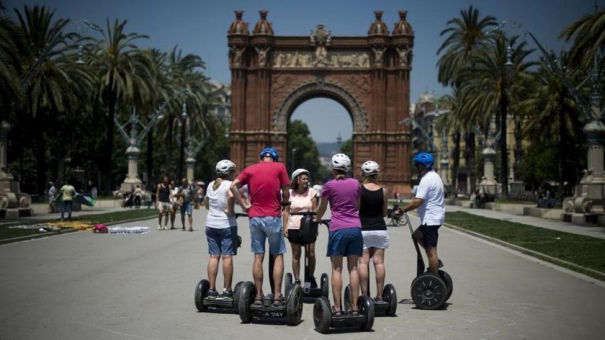Turistas junto al Arc de Triomf de Barcelona-EL PERIÓDICO / ARCHIVO