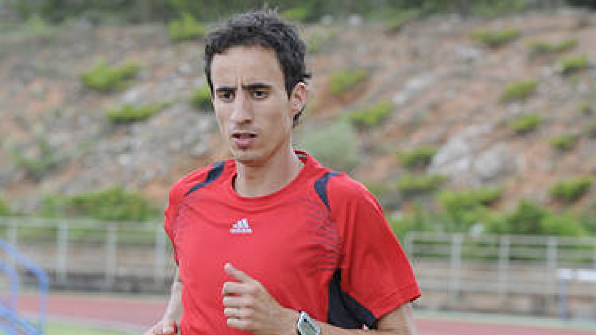 Manuel Olmedo durante un entrenamiento en Soria. / VALENTÍN GUISANDE-