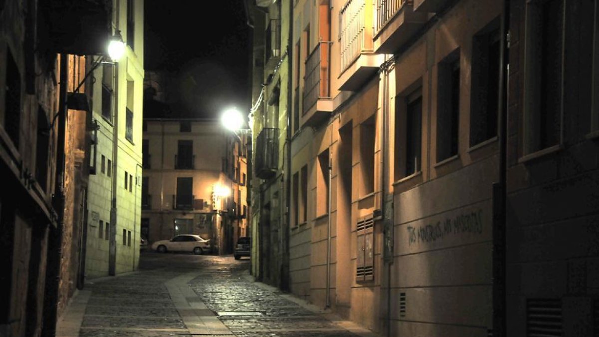 La calle Zapatería en una imagen nocturna.-VALENTÍN GUISANDE