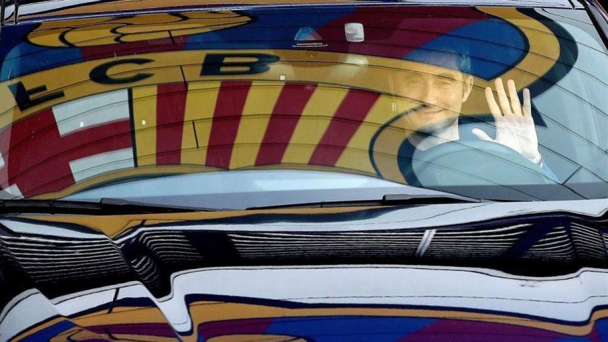Valverde saliendo este lunes de la ciudad deportiva del Barça tras reunirse con Bartomeu.-EFE / ALEJANDRO GARCÍA