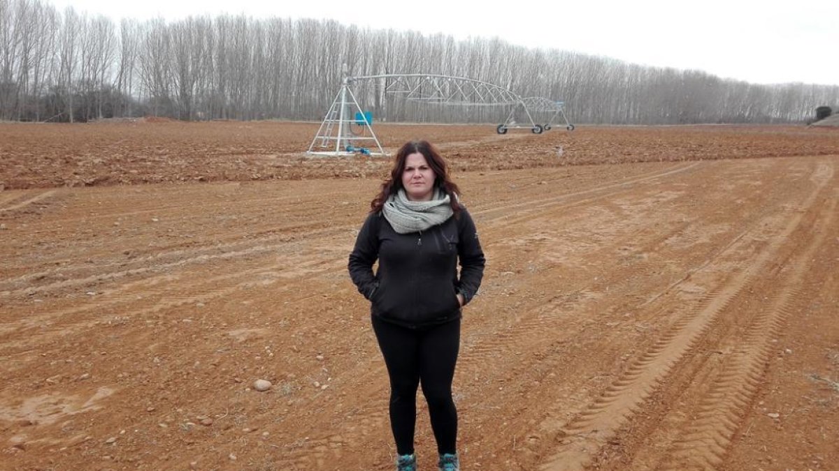 La joven agricultura Ana Pastor en una de las fincas del Canal de Almazán donde va a comenzar a cultivar.-CEDIDA