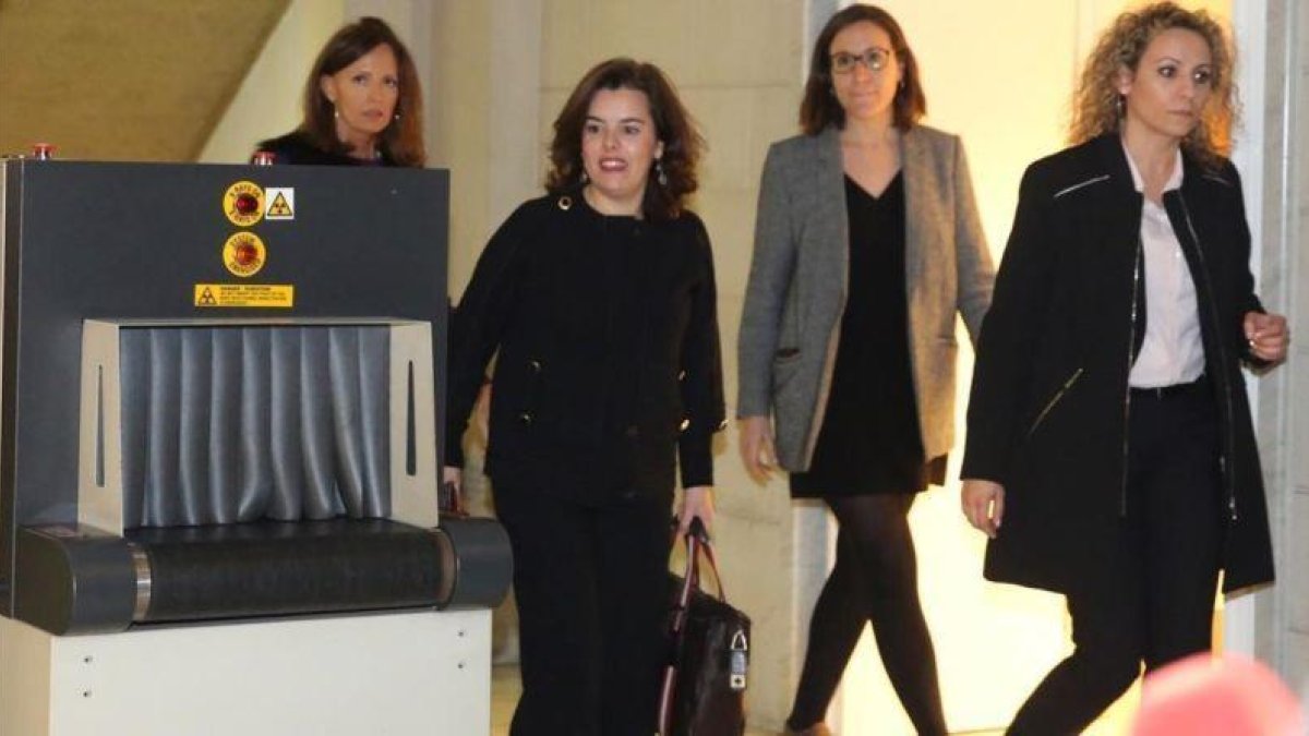 La vicepresidenta Soraya Sáenz de Santamaría, al término de su reunión con el vicepresidente Oriol Junqueras, en Barcelona.-ELISENDA PONS