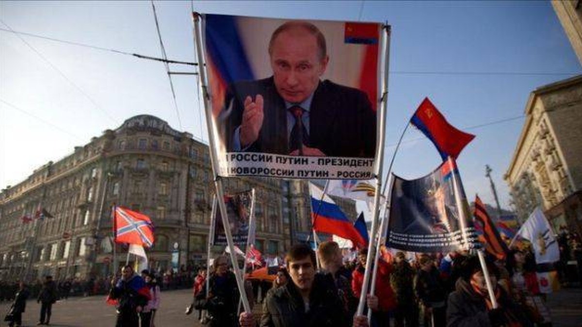 Partidarios de Putin celebrando ayer el día de la Unidad en Moscú.-Foto: VAN SEKRETAREV / AP