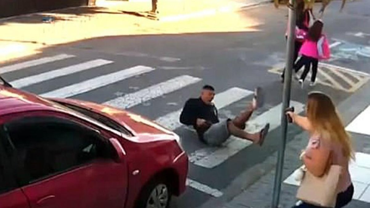 La agente Katia da Silva Sastre, en el momento en el que dispara contra el presunto ladrón Elivelton Neves Moreira, el pasado sábado, a las puertas del colegio Ferreira Master de la localidad brasileña de Suzano.-/ PERIODICO