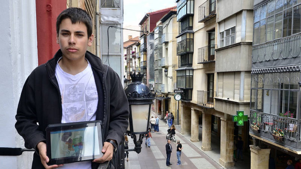David Carramiñana, autor del estudio ‘La sostenibilidad en la ciudad de Soria’, en El Collado. / ÁLVARO MARTÍNEZ-