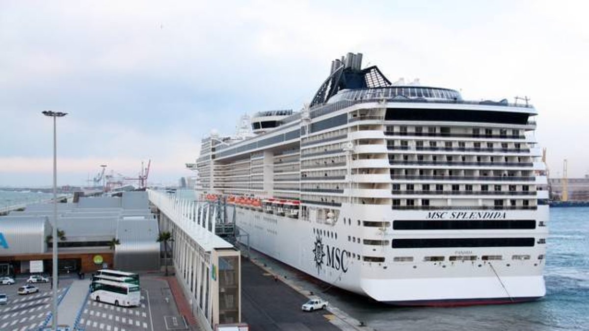 El 'Splendia' de MSC Cruceros, atracado en el puerto de Barcelona.-