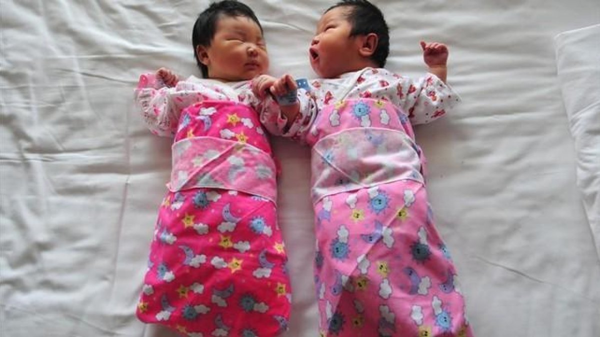 Dos bebés, en un hospital de Pekín.-AFP / FREDERIC J. BROWN