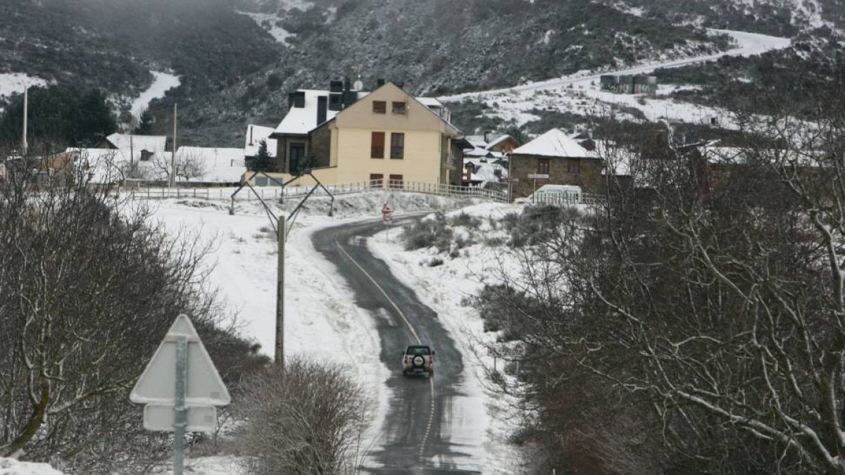 La localidad de San Cristóbal de Valdueza (León), afectada por la nieve-Ical