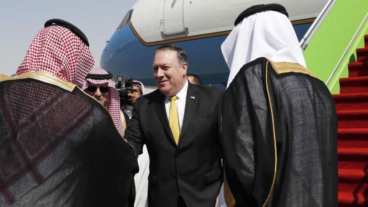 El secretario de Estado de EEUU, Mike Pompeo, recibido por las autoridades saudís a su llegada a Riad.-LEAH MILS (AFP)